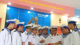 Vùng 4 Hải quân nhận và trao hàng trăm lá thư viết tay tới quân dân đặc khu Trường Sa