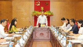 Bí thư Đảng ủy phường Cam Đường tiếp xúc, đối thoại trực tiếp với công chức Phòng Văn hóa - Xã hội