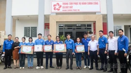 Thăm, tặng quà thanh niên tình nguyện hỗ trợ vận hành chính quyền địa phương hai cấp tại các xã Bát Xát, Trịnh Tường