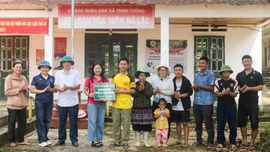 Thôn Nà Lặc được hỗ trợ, lắp đặt 12 đèn năng lượng mặt trời