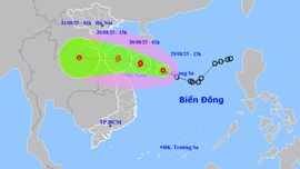 Rạng sáng mai áp thấp nhiệt đới có thể thành bão, Bắc và Trung Bộ cao điểm mưa