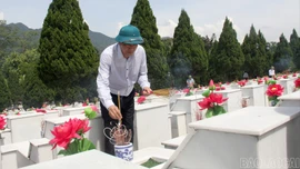 Phó Bí thư Thường trực Tỉnh ủy Hoàng Giang viếng Nghĩa trang liệt sĩ Quốc gia Vị Xuyên