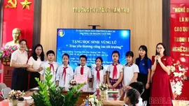 Trường Tiểu học Hoàng Văn Thụ ủng hộ hơn 60 triệu đồng tới các trường học tại Thái Nguyên