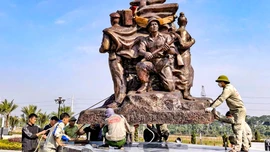 Hoàn thành trưng bày cụm tượng Tình đoàn kết hữu nghị Việt Nam - Lào