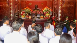 Đoàn đại biểu tỉnh Lào Cai dâng hương tưởng niệm Chủ tịch Hồ Chí Minh và các Anh hùng liệt sỹ