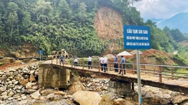 Xã Y Tý bắc lại cầu tạm Sim San phục vụ việc đi lại của Nhân dân