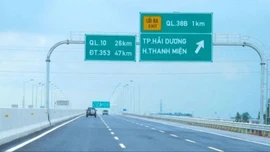 Thay biển chỉ dẫn địa giới hành chính giữa các tỉnh thành trước ngày 15/7