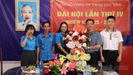 Công đoàn xã Lục Yên thăm, tặng quà các doanh nghiệp nhân ngày Doanh nhân Việt Nam