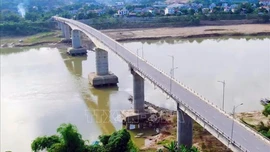 Phú Thọ: Cho phép mô tô, phương tiện thô sơ và người đi bộ qua cầu sông Lô