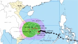 Bão số 15 đã giảm cấp, vẫn di chuyển phức tạp khó lường trên Biển Đông
