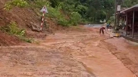 Lào Cai: Mưa lớn gây sạt lở, ngập úng đường vào Làng Nủ