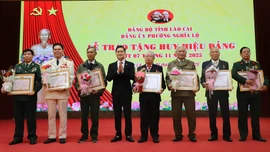 34 đảng viên của phường Nghĩa Lộ được trao Huy hiệu Đảng