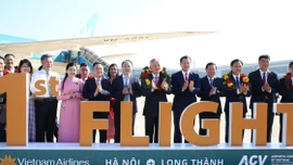 Phó Thủ tướng Thường trực Nguyễn Hòa Bình đáp chuyến bay đầu tiên xuống Sân bay Quốc tế Long Thành