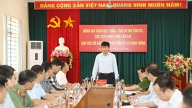 Chủ tịch UBND tỉnh Trần Huy Tuấn kiểm tra tình hình hoạt động tại phường Cam Đường và xã Trịnh Tường