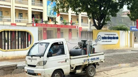 Trung tâm Kiểm soát bệnh tật tỉnh phun khử khuẩn, đảm bảo vệ sinh môi trường sau bão số 5