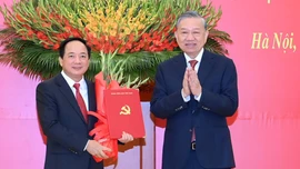 Tổng Bí thư Tô Lâm trao các quyết định của Bộ Chính trị về công tác cán bộ