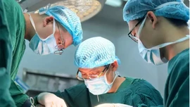 12 giờ vi phẫu nối lại 4 ngón tay gần đứt rời cho bệnh nhân trẻ