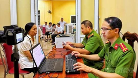 Công an tỉnh Lào Cai triển khai cao điểm thu nhận thông tin và cấp thẻ đảng viên mới
