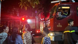 Cháy chung cư ở TP.HCM trong đêm, 8 người tử vong