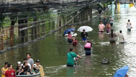 Mưa bão gây lũ lụt nghiêm trọng tại Trung Quốc và Philippines, hàng chục nghìn người phải sơ tán.