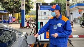 Giá bán lẻ 2 mặt hàng xăng cùng giảm hơn 200 đồng/lít