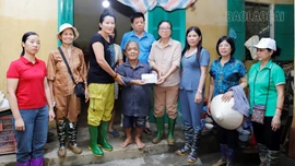 Hỗ trợ 7 gia đình có hoàn cảnh khó khăn thiệt hại nặng trong bão số 10