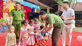 Công an xã Hợp Thành, Xuân Hòa tổ chức Tết Trung thu cho thiếu nhi trên địa bàn