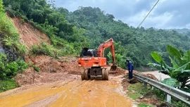 97 vị trí ách tắc giao thông sau bão số 10 được thông xe trong ngày 2/10