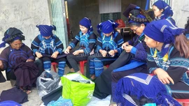 Mùa thêu thổ cẩm trên bản Hà Nhì 