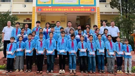 Xuân Hòa tặng quà cho học sinh có hoàn cảnh khó khăn