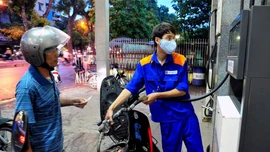 Giá xăng dầu đồng loạt giảm, RON 95 rời mốc 20.000 đồng/lít