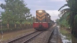 Tuyến đường sắt bắc-nam qua thành phố Huế đã được khôi phục và thông tuyến
