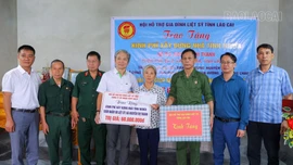 Trao hỗ trợ xây dựng nhà tình nghĩa cho gia đình thân nhân liệt sỹ