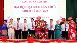 Các đồng chí lãnh đạo tỉnh dự Đại hội đại biểu Đảng bộ các xã Lục Yên, Việt Hồng, Dương Quỳ, Bảo Nhai, Bản Xèo, Mường Khương, Bản Lầu, Khánh Hòa, Ngũ Chỉ Sơn
