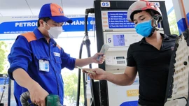 Giá xăng dầu đồng loạt tăng, RON95 vượt 20.300 đồng/lít