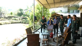 Phó Chủ tịch Thường trực HĐND tỉnh Vũ Quỳnh Khánh kiểm tra khắc phục hậu quả mưa lũ tại phường Cam Đường 