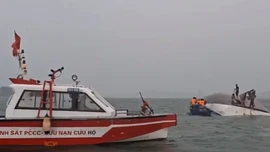 Đắm tàu du lịch chở 53 người trên vịnh Hạ Long: Cập nhật tình hình cứu hộ