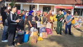 Trao tặng 300 suất quà cho các gia đình khó khăn xã Trịnh Tường