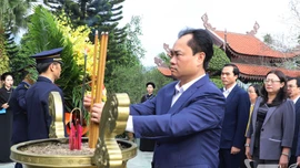 Đoàn đại biểu tỉnh Lào Cai dâng hương tưởng niệm Chủ tịch Hồ Chí Minh và các Anh hùng liệt sĩ tại Thái Nguyên