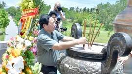 Thủ tướng Phạm Minh Chính tri ân các Anh hùng liệt sĩ, cố Tổng Bí thư Lê Duẩn tại Quảng Trị