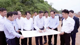 Phó Bí thư Thường trực Tỉnh ủy Hoàng Giang kiểm tra tình hình thực tế các công trình, dự án trên bàn phường Văn Phú và xã Yên Bình