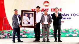 Đồng chí Chủ tịch UBND tỉnh Nguyễn Tuấn Anh dự Ngày hội Đại đoàn kết toàn dân tộc thôn Khởi Khe