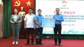 Tổng Liên đoàn Lao động Việt Nam hỗ trợ người dân Huế khắc phục bão lũ