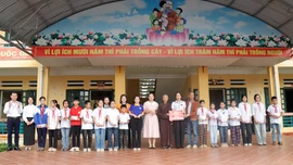 Phường Âu Lâu: 97 học sinh bị thiệt hại do bão số 10 được nhận quà