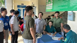 Lãnh đạo xã Bảo Ái động viên các thành viên Hội đồng khám tuyển nghĩa vụ quân sự xã và các công dân tham gia khám tuyển. 