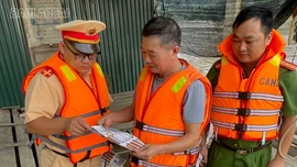 Tuyên truyền, ký cam kết với các hộ dân xã Phố Lu có phương tiện thủy chủ động ứng phó với hoàn lưu bão số 3