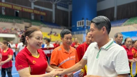 Hơn 400 vận động viên tham gia Giải bóng chuyền hơi trung cao tuổi tỉnh Lào Cai năm 2025