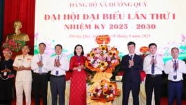 Các đồng chí lãnh đạo tỉnh dự Đại hội đại biểu các xã Bản Lầu, Việt Hồng, Dương Quỳ, Ngũ Chỉ Sơn