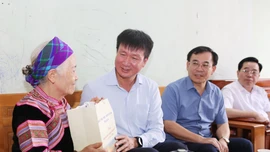 Chủ tịch UBND tỉnh Trần Huy Tuấn thăm, tặng quà các gia đình chính sách, người có công tại phường Cam Đường