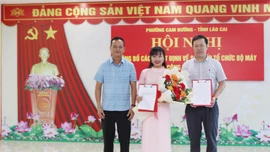 Công bố các quyết định về công tác cán bộ tại phường Cam Đường